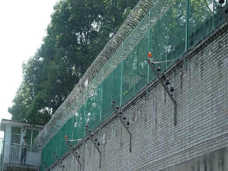 监狱围墙加高隔离网