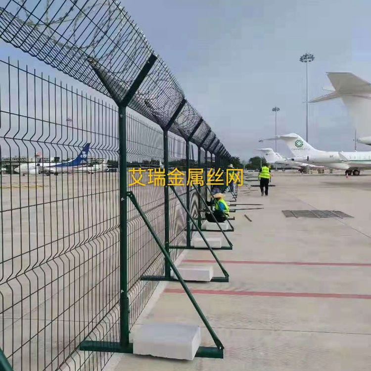 北京大兴机场飞行区围界铁丝网安装完毕图片3
