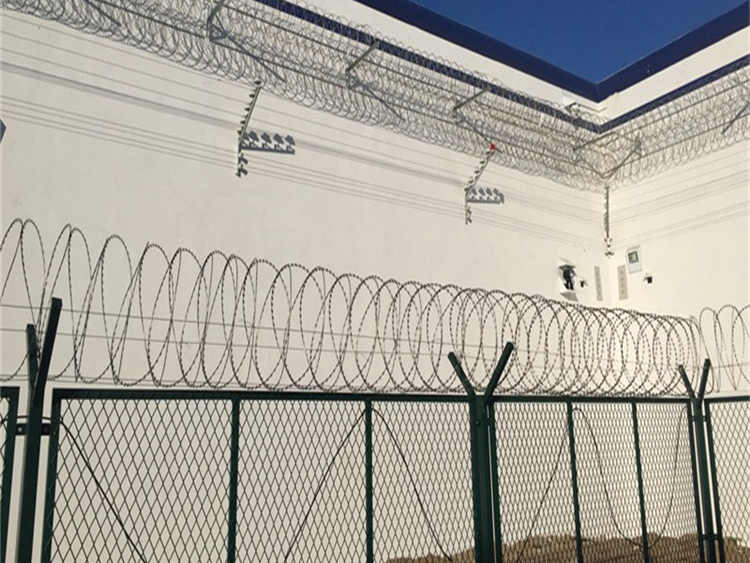 监狱钢网墙实景安装18631858321